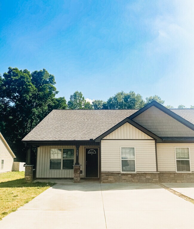 Building Photo - 149 Flatview Way