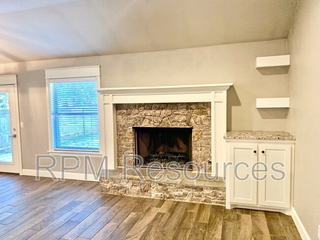 Building Photo - 1801 Yosemite Pl