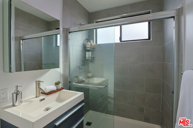 Foto del edificio - 1277 W 23rd St