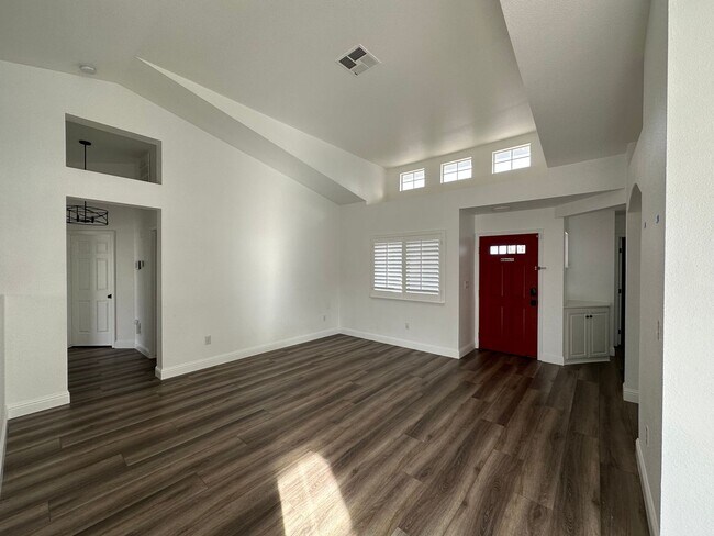 Foto del edificio - Available Now!