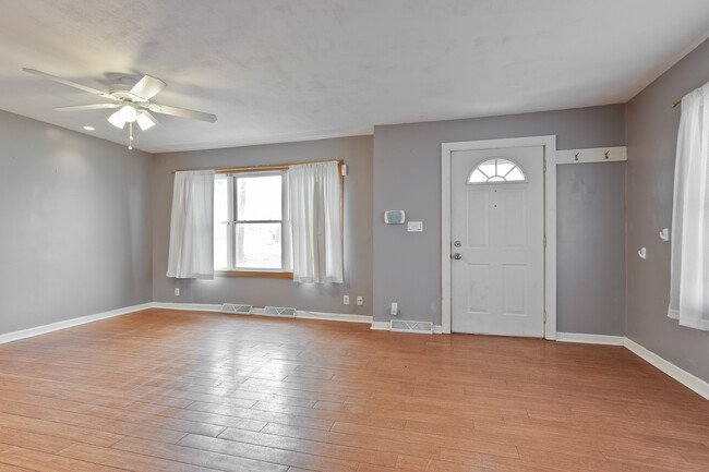 Building Photo - 302 E Washington St