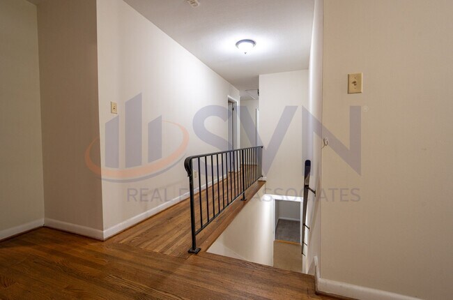 Foto del edificio - 6-Bedroom Home with Finished Basement