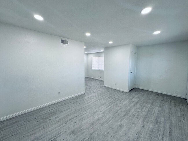 Building Photo - 4225 Stewart Ave