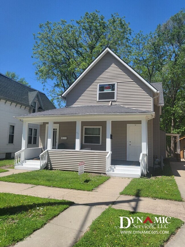 Building Photo - 811 S Summit Ave