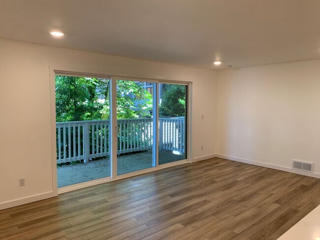 Foto del edificio - Beautiful Lakefront 2 Bed 1.75 Bath Condo ...