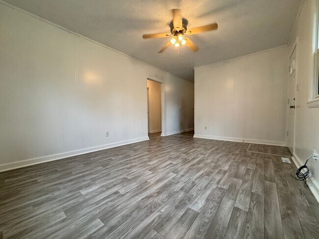 Foto del edificio - Available Now 2 bedroom 1 bathroom with 2 car garage