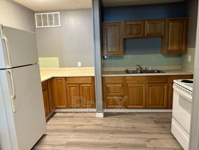 Building Photo - 825 S Cherokee St