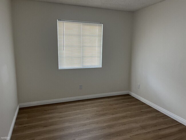 Foto del edificio - 3 br, 2 bath 4plex - 586 South Mistletoe A...