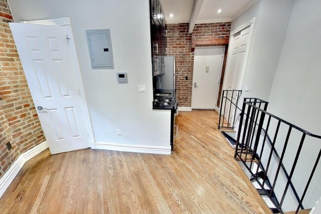 Building Photo - 410 E 13th St