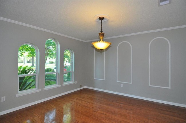 Building Photo - 2302 Pine Terrace Dr