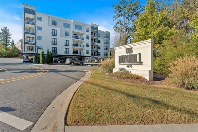 Foto del edificio - 6890 Peachtree Dunwoody Rd