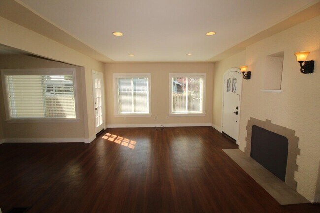 Foto del edificio - Concord Beautiful 2 bedroom 1 bath home wa...
