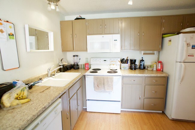 3 Bdrm/ Kitchen - Alpine Way Duplexes