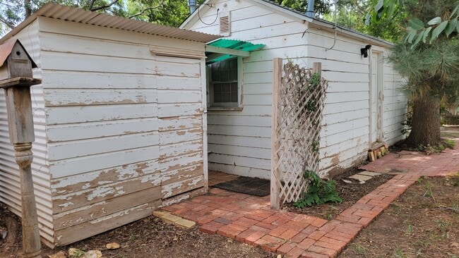 Building Photo - Quiet Quaint Property! Private Driveway!  ...