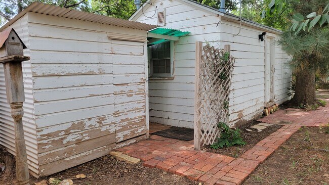 Foto del edificio - Quiet Quaint Property! Private Driveway!  ...