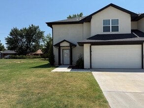 Building Photo - 632 Abadan Dr