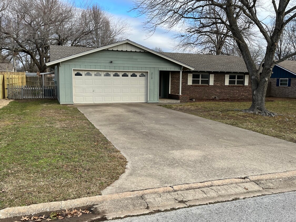 Front - 215 Magnolia Rd