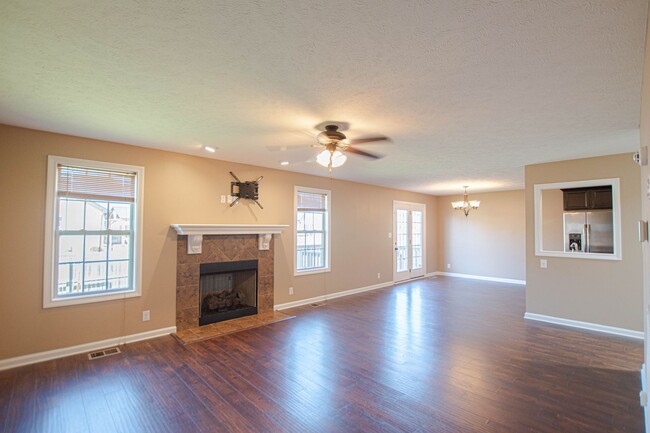 Building Photo - Pet Friendly Three Bedroom!