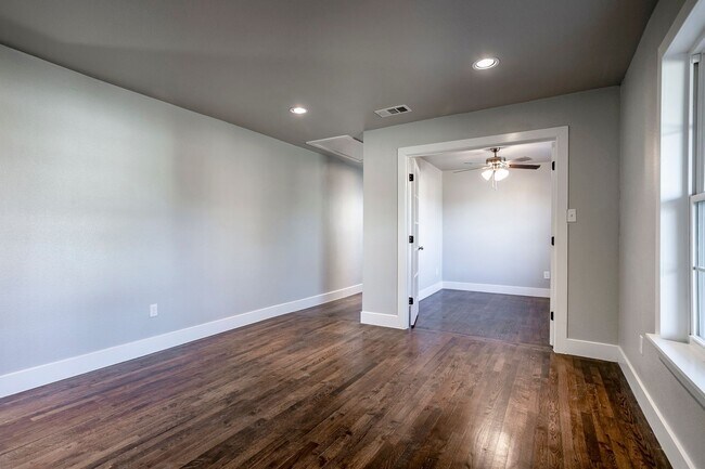Foto del edificio - Must see this Renovated home located in Da...
