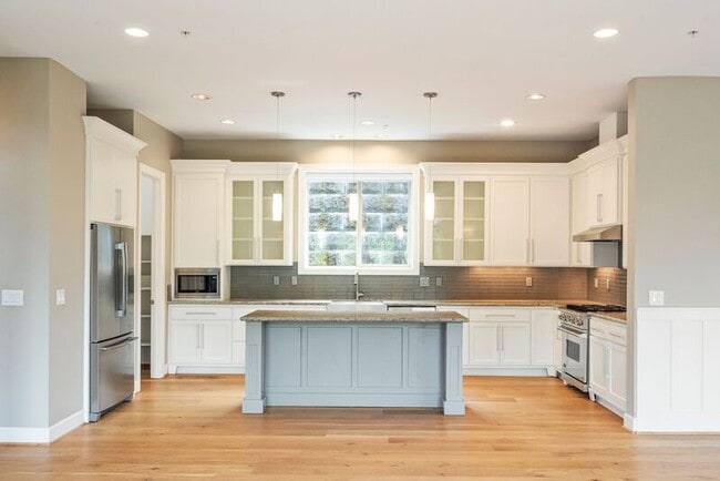 Building Photo - 307 NW Meridian Ridge Ct