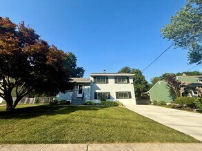 Building Photo - 1335 Greenleaf Rd