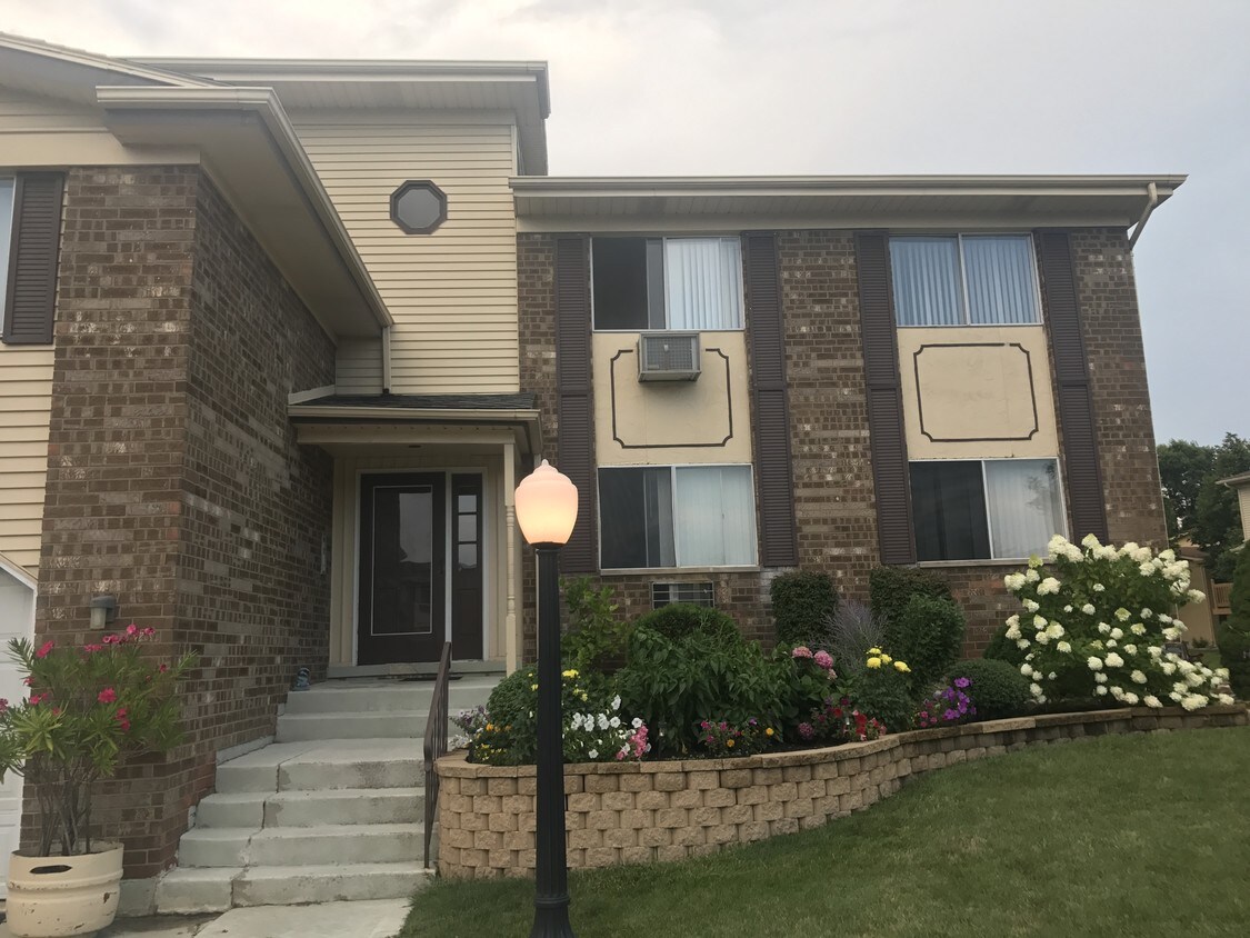 5174 W 82nd Ct, Crown Point, IN 46307 Apartments in Crown Point, IN