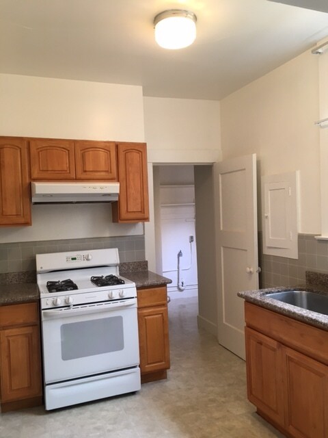 Kitchen with breakfast nook - 139 Lincoln Way