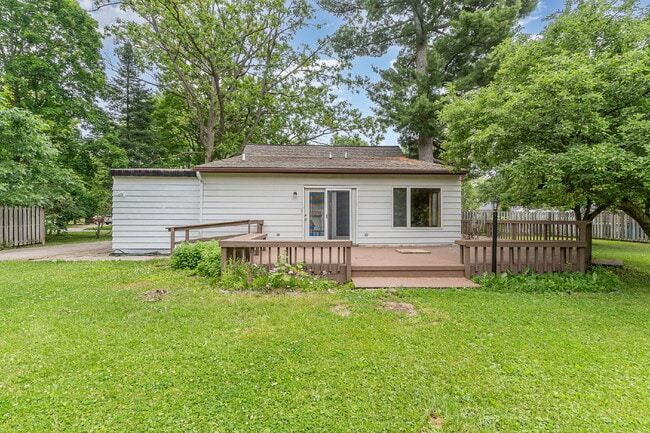 Building Photo - 3-Bedroom updated home on Salem Street $18...
