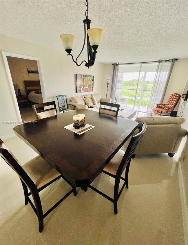 Foto principal - 8900 Washington St