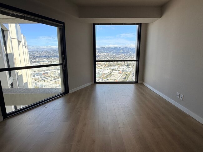 Foto del edificio - 6363 Christie Ave