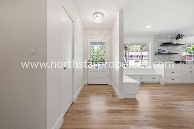 Building Photo - Remodeled Midcentury in Lake Oswego