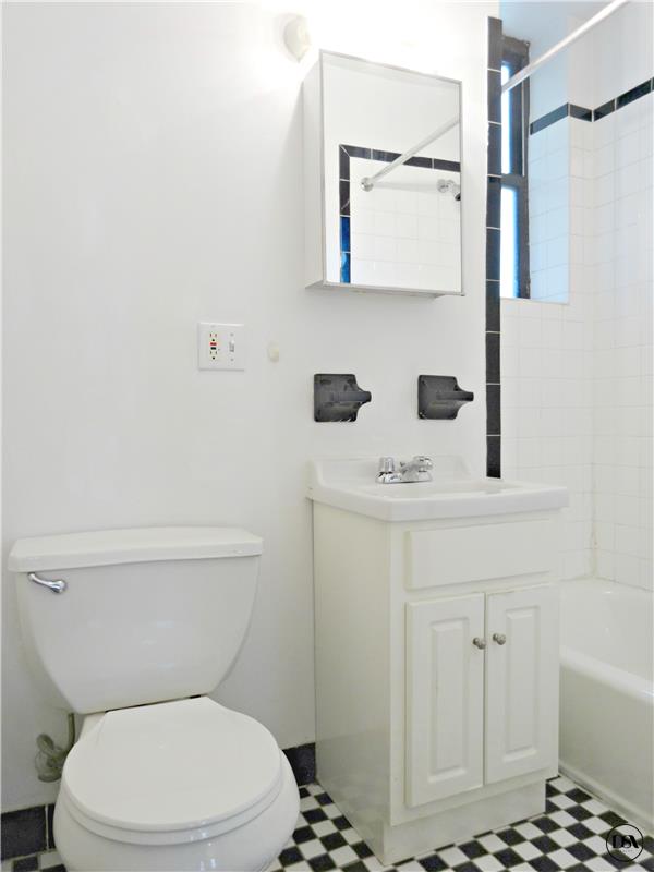 Foto del edificio - 319 E 25th St