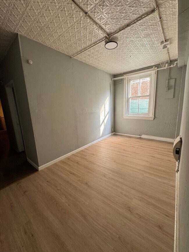 Building Photo - 425 W Turner St