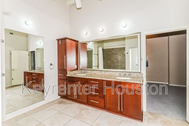 Building Photo - 705 Main St