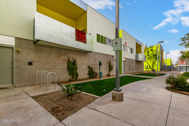 Foto del edificio - 1111 W University Dr