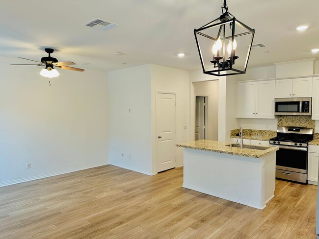 Foto del edificio - Newly Built 3 Bed Condo for Rent in Winche...