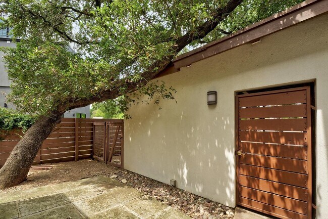 Foto del edificio - 2111 Melridge Pl