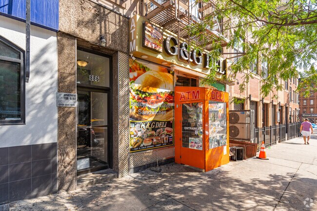 Entrada - 886 Tenth Ave