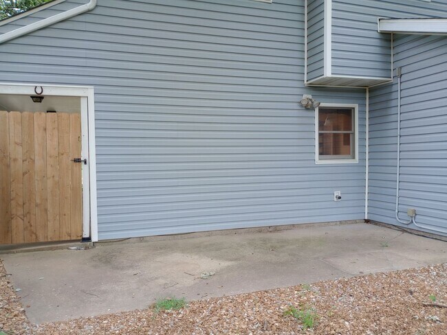 Building Photo - Charming 3 Bedroom, 2 Bath Single Family H...