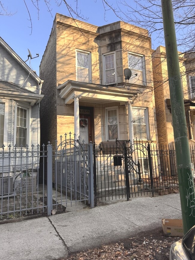 Building Photo - 2927 N Sacramento Ave