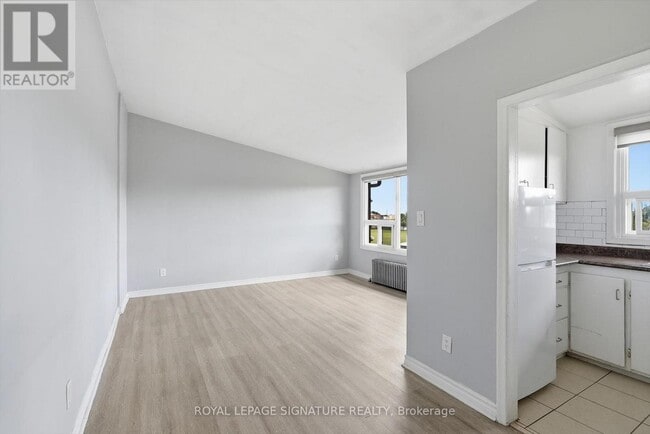 Building Photo - 49 Cuffley Crescent S