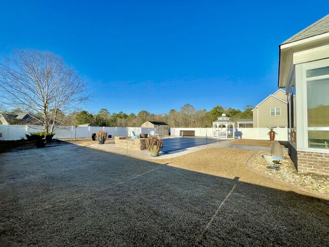 Foto del edificio - 4 Bed, 2 Bath Nest With Pool In Mariner's Pointe