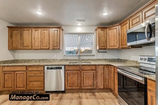 Building Photo - Remodeled 3-Bed Upstairs Residence with Ga...