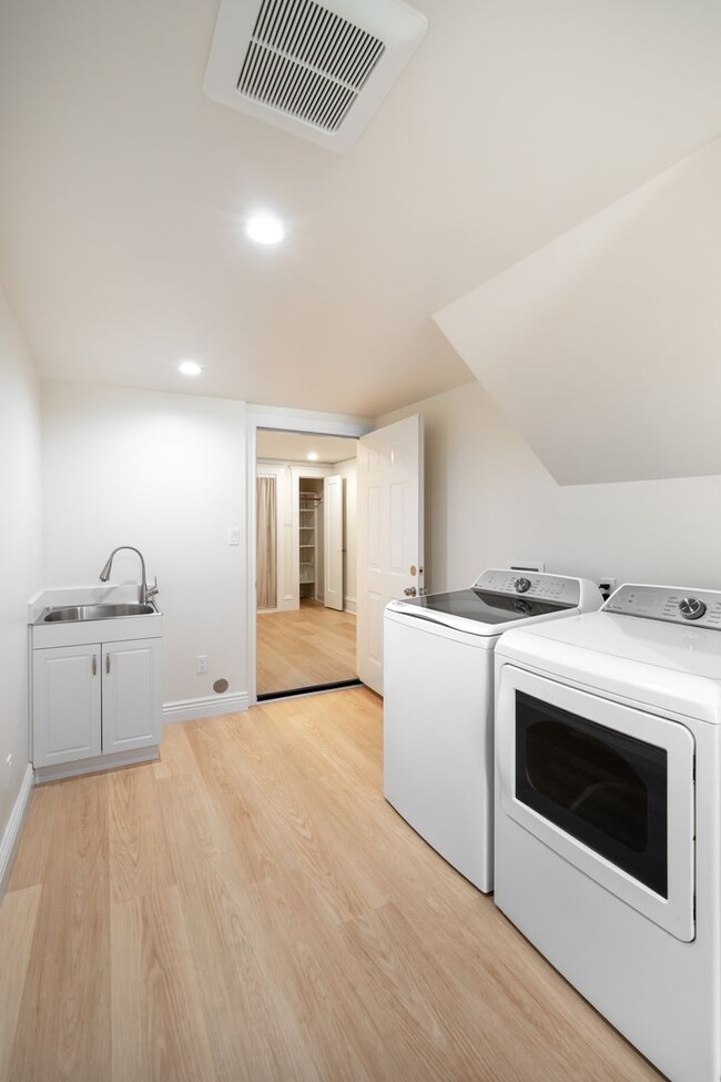 Building Photo - TOTAL REMODEL HUGE 3BR/3BA 1700sf w Garage...
