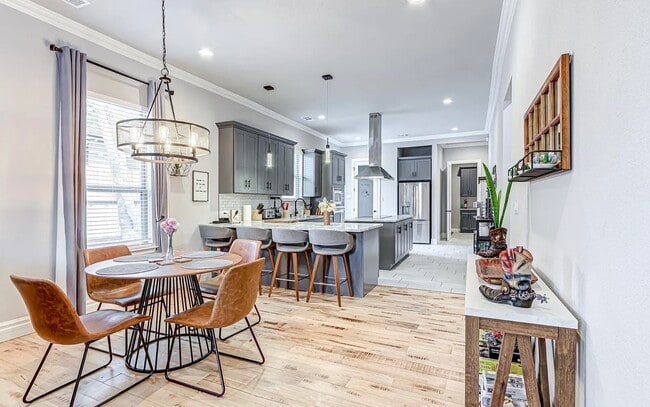 Building Photo - 621 Centre St