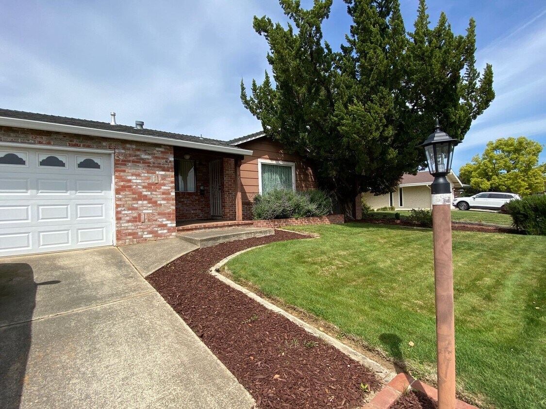 Primary Photo - Charming 3 Bed, 2 Bath - Gardener Included...