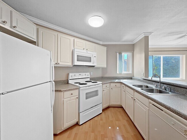 Foto del edificio - Great Second Floor 1B/1BA w/ Private Patio...