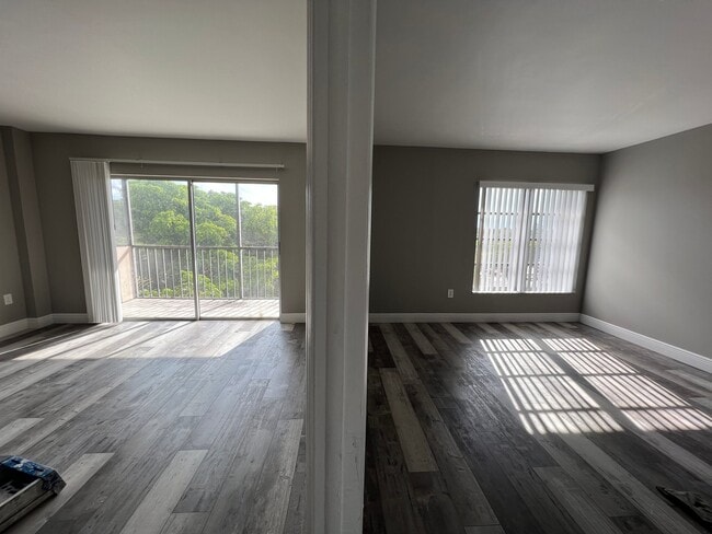 Building Photo - 4158 Inverrary Dr