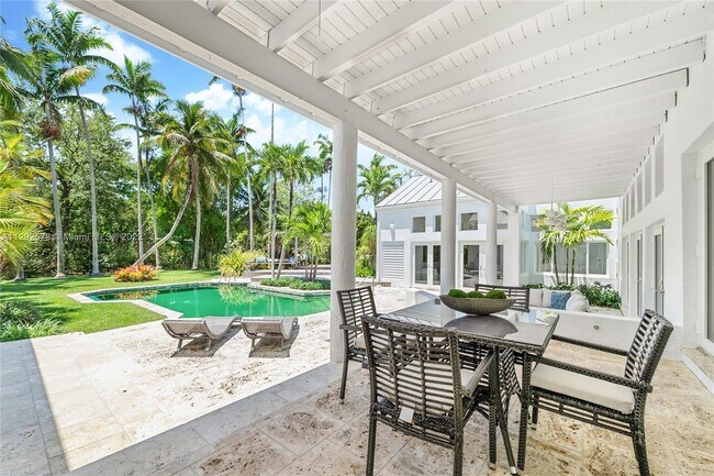 Foto del edificio - 5351 Banyan Dr