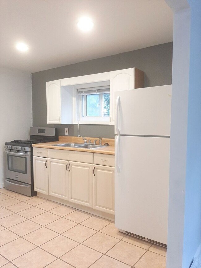 Foto del edificio - 3 Bed/2 Bath with Fenced in Back Yard - Av...